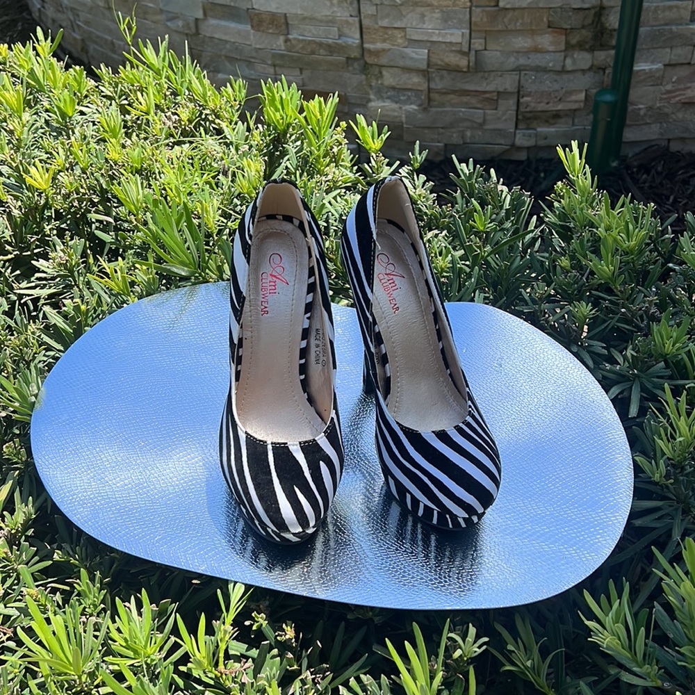 Size 7 Zebra platform pumps… so comfortable! Can wear to any occasion…. - Picture 8 of 17